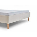 Bett Wicki 140x200 cm in Cord Beige mit Holzfüßen, Detailansicht Fußteil