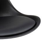Schwarzer Barhocker mit glatter, leicht gewölbter Sitzfläche aus Lederimitat und ergonomisch geformter Rückenlehne.