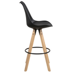 Schwarzer Barhocker mit ergonomisch geformtem Sitz, vier Holzbeine aus hellem Holz und rundem schwarzem Metall-Fußring.