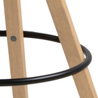 Barhocker mit schwarzem Rundfußring und massivem, hellbraunem Holzgestell, nahe Ansicht der Beine und Verstrebung.