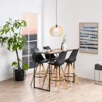 Schwarzer Barhocker mit ergonomisch geformtem Sitz und Holzbeinen, modernes Design mit Stahlrahmen, steht neben passendem.