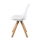 Weißer Essstuhl mit geschwungener Sitzschale und vier hellen Holzbeinen im skandinavischen Design, seitliche Ansicht.