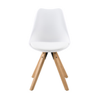 Weißer Essstuhl mit ergonomisch geformter Sitzschale und gekreuzten hellen Holzbeinen im skandinavischen Stil.
