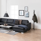 Actona Vinson Kleiderständer schwarz im modernen Wohnzimmer mit schwarzem Ledersofa und Bilderrahmen
