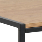 Actona Seaford Schreibtisch Detailaufnahme – Ecke mit Holzplatte in Eichenoptik und schwarzem Metallgestell