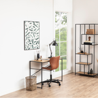 Actona Seaford Schreibtisch aus Holz mit schwarzem Metallgestell, braunem Bürostuhl und Regal im Industrial-Stil