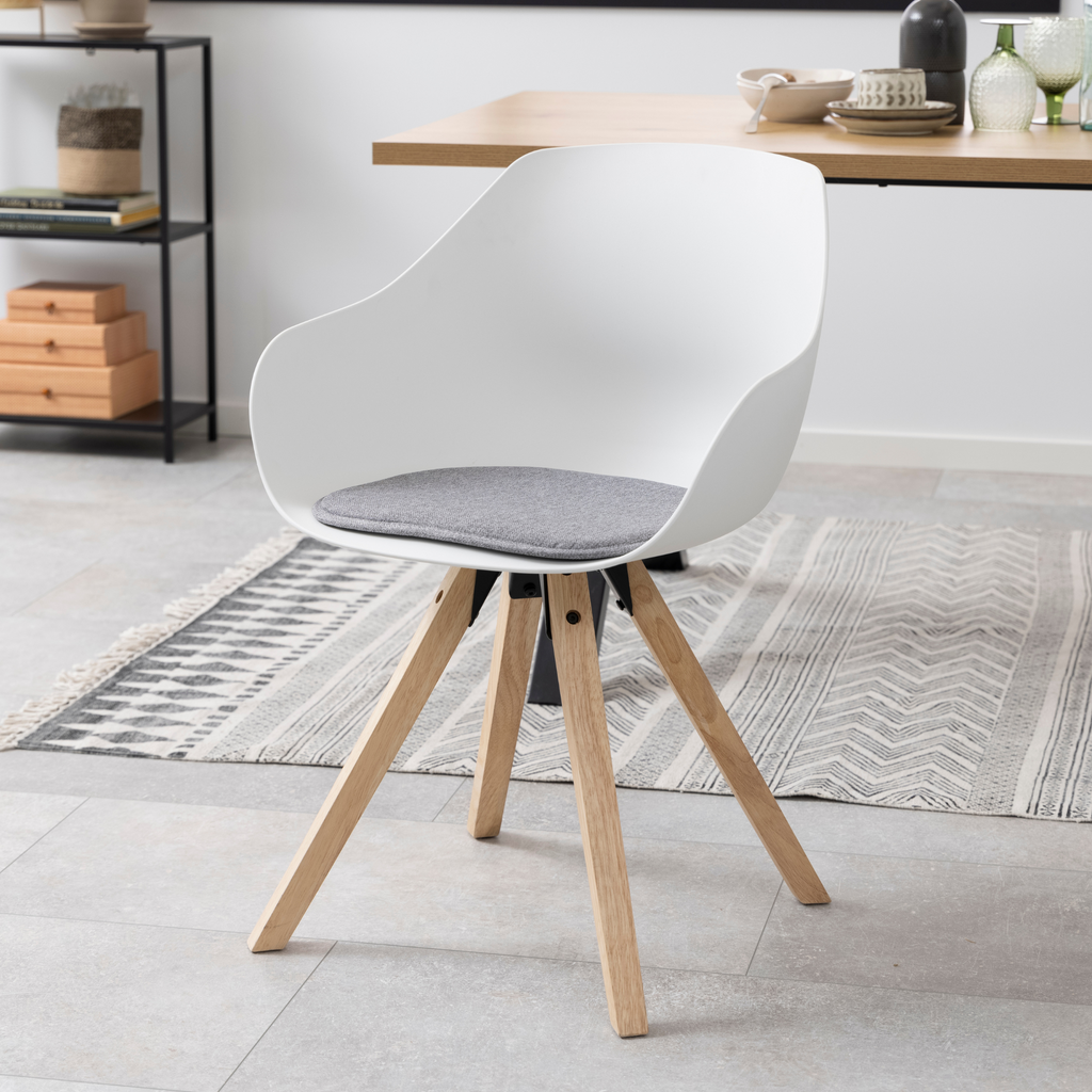 Chaise de salle à manger gris clair avec accoudoirs et pieds en bois, moderne