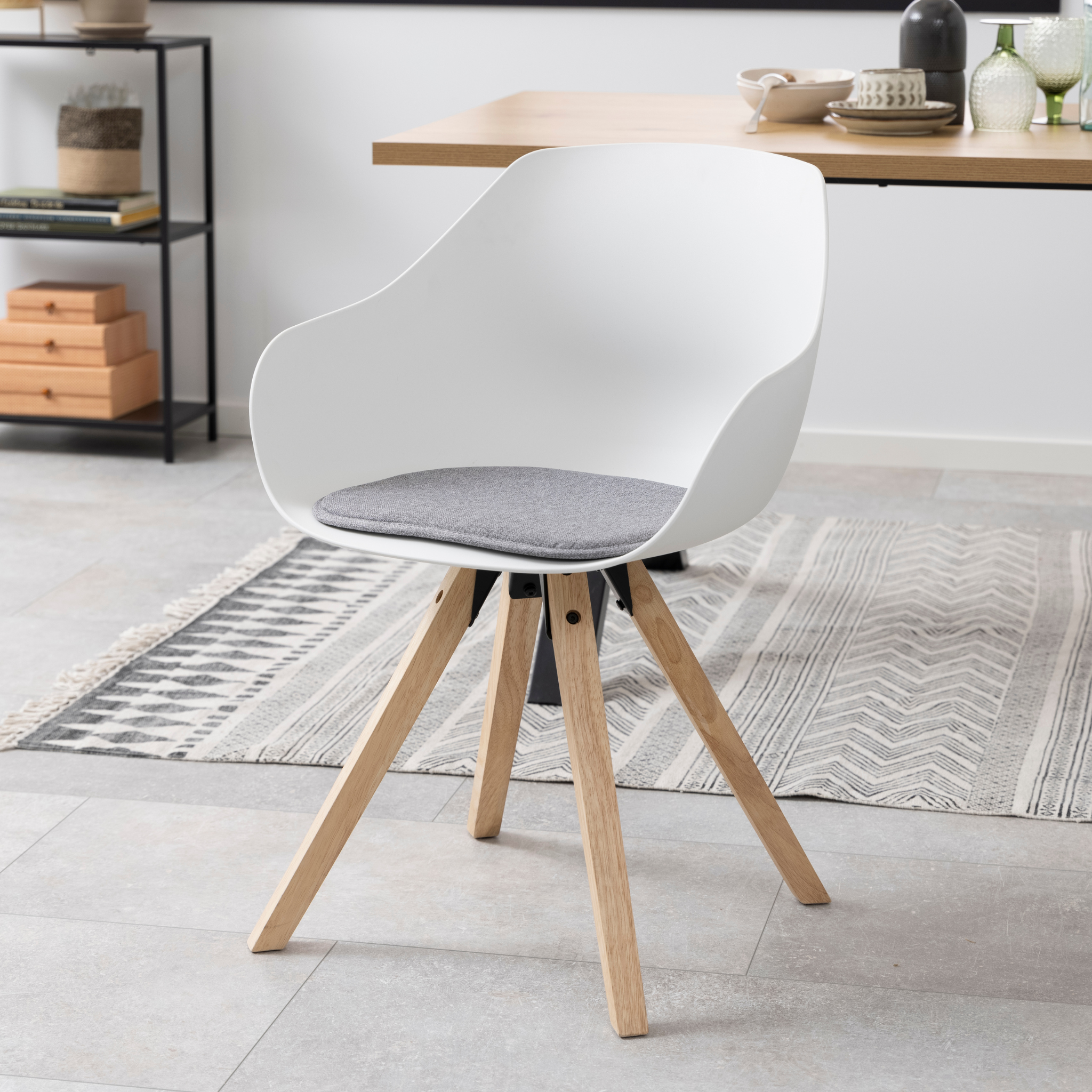 Chaise de salle à manger gris clair avec accoudoirs et pieds en bois, moderne