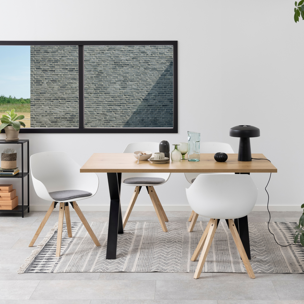 Chaise de salle à manger gris clair avec accoudoirs et pieds en bois, moderne