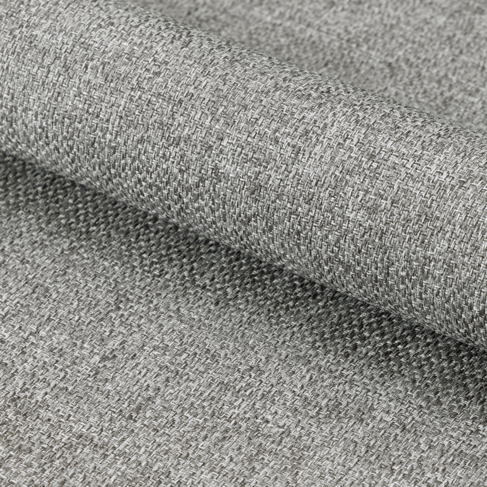 Chaise de salle à manger gris clair avec accoudoirs et pieds en bois, moderne