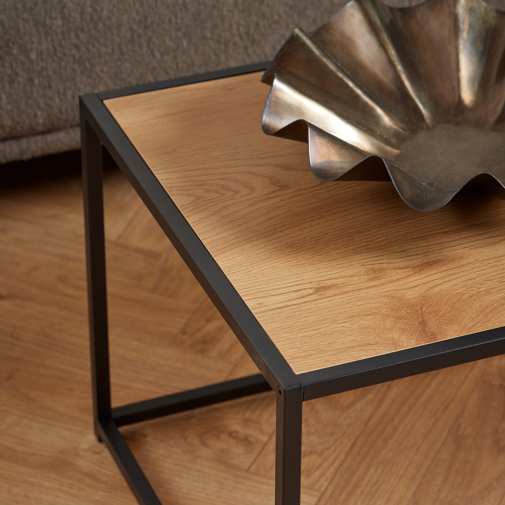 Table basse moderne en chêne sauvage avec structure en acier noir