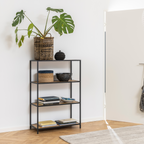 Actona Seaford Regal mit 4 Ebenen in Schwarz/Holz, dekoriert mit Monstera-Pflanze, Büchern und Körben