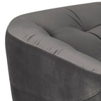 Actona Ria 3er Sofa in Grau – Detailaufnahme getufteter Rückenlehne und Armlehne aus Veloursstoff