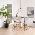 Actona Seaford Bartisch aus Holz mit schwarzem Metallgestell und 4 weissen Barhockern in hellem Esszimmer