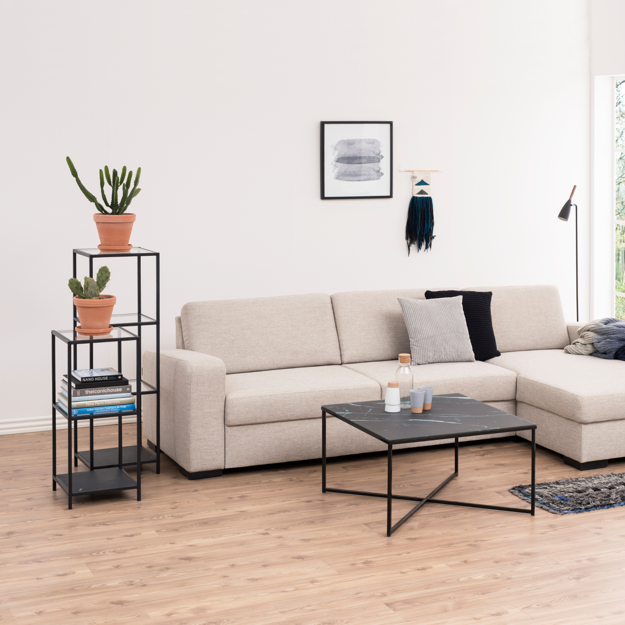 Étagère en verre avec cadre en métal noir, style industriel