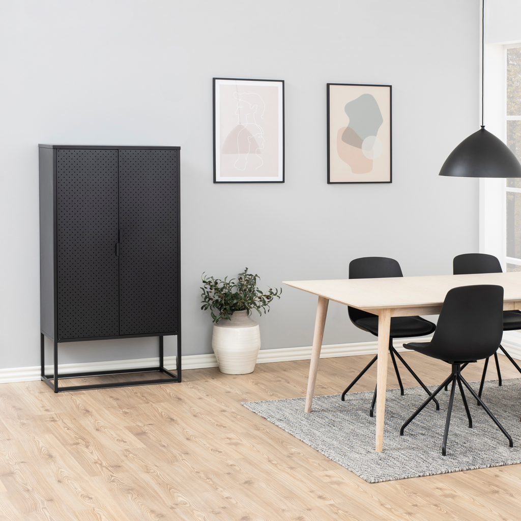 Armoire en métal noir de style industriel