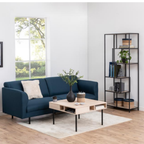 Modernes Wohnzimmer mit blauem Sofa, Holz-Couchtisch und asymmetrischem Regal Reaford von Actona in Schwarz