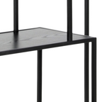 Actona Regal Seaford in Schwarz – Detailansicht Ablage aus schwarzem Holz mit schmalem Metallrahmen