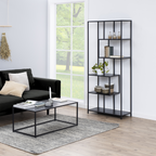 Actona Seaford Regal Schwarz 5 Böden im modernen Wohnzimmer mit schwarzem Sofa und Couchtisch