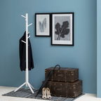 Weißer Kleiderständer Bremen mit Jacke, vintage Lederkoffer, Regenschirm und Wandbilder in blauem Zimmer