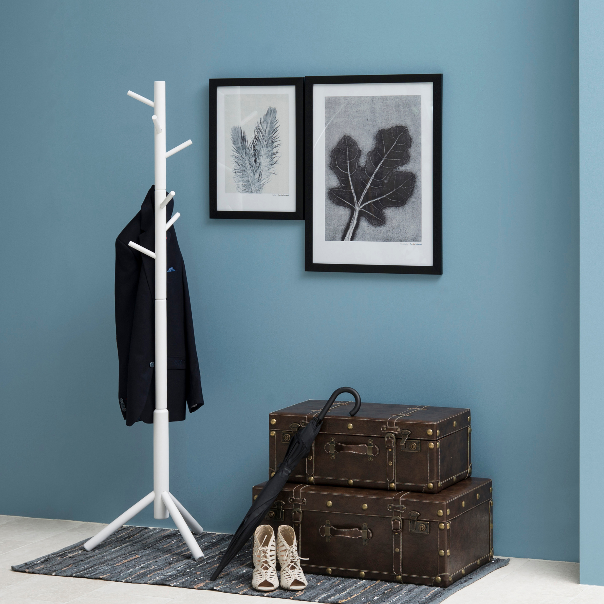 Porte-manteau en bois blanc au design moderne