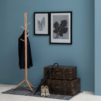 Kleiderständer Bremen aus Rubberwood mit Jacke, neben Vintage-Koffern und Wandbildern in blauem Flur