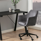 Actona Nora Bürostuhl Dunkelgrau mit schwarzem Schreibtisch im modernen Homeoffice