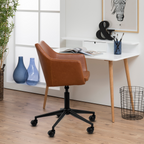 Bürostuhl Nora in Cognac Lederoptik mit schwarzem Rollgestell vor weißem Schreibtisch im modernen Homeoffice