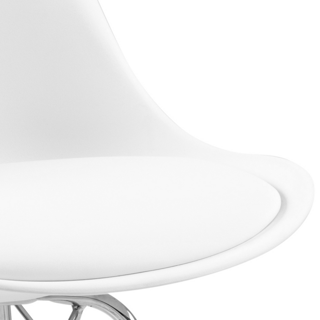 Chaise blanche à pieds en acier