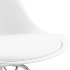 Detailaufnahme Actona Eris Stuhl in Weiss – ergonomische Sitzschale mit Chromgestell