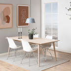 Actona Eris Stuhl Weiss im Scandi-Esszimmer mit hellem Holztisch, Pendelleuchte und modernen Wandbildern