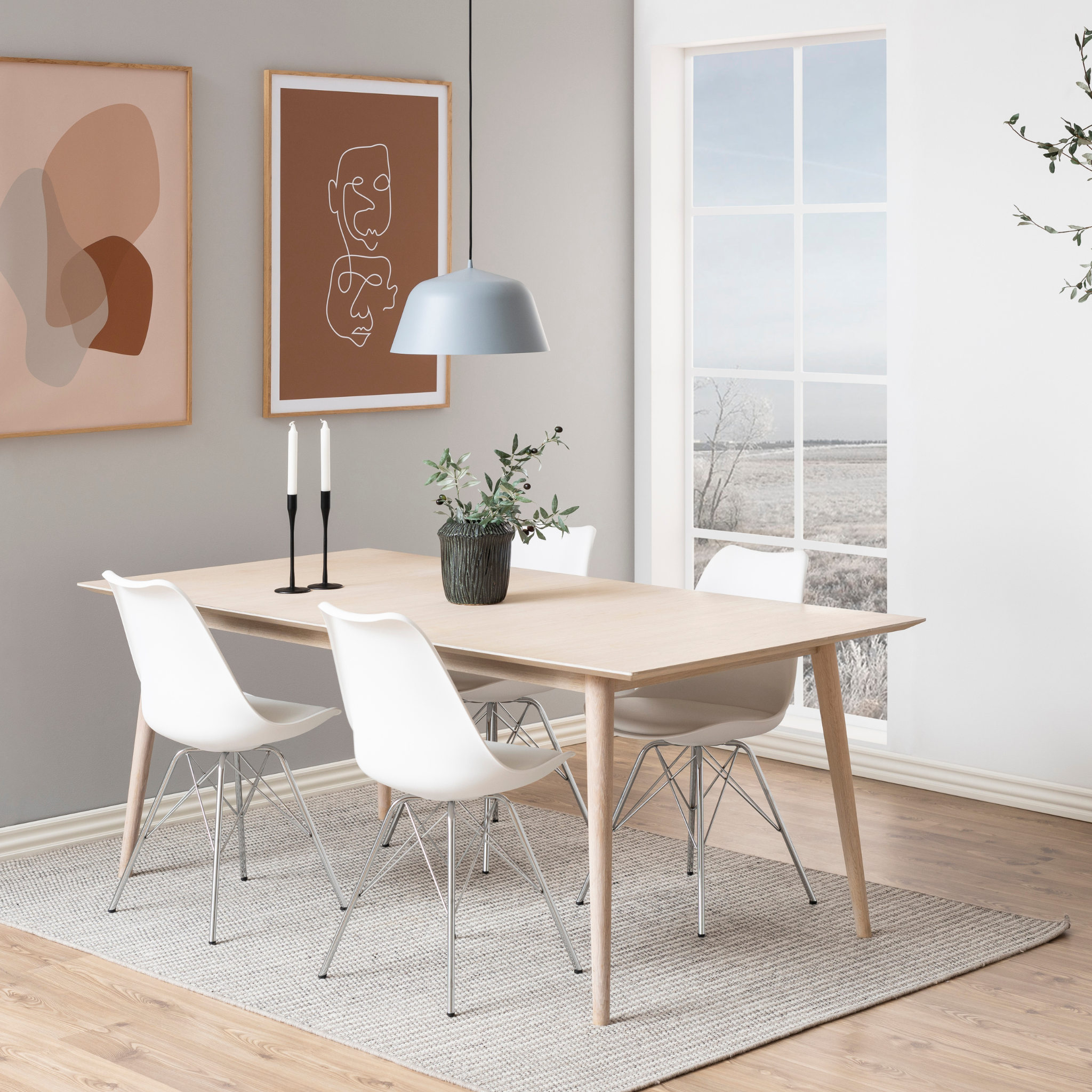 Chaise blanche à pieds en acier