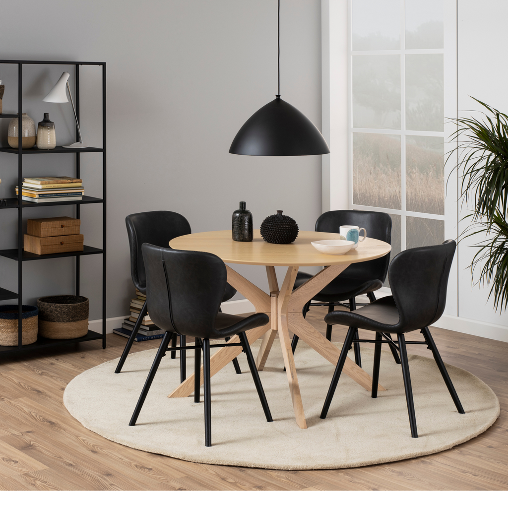 Chaise de salle à manger noire au design rétro et à l'allure élégante