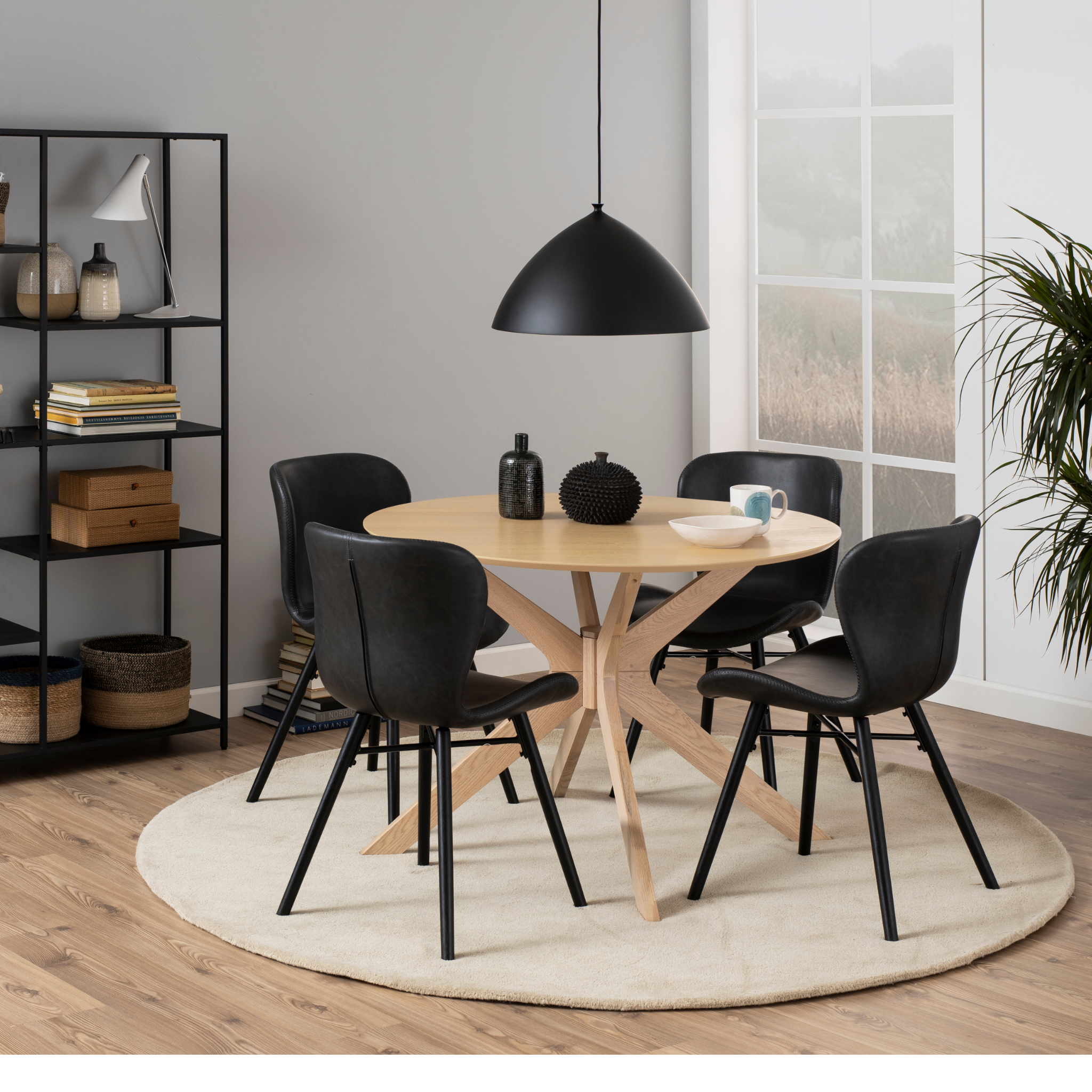 Chaise de salle à manger noire au design rétro et à l'allure élégante