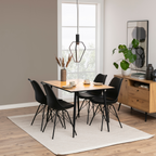 Actona Eris Stuhl Schwarz im modernen Esszimmer mit Holztisch, Pendelleuchte und Sideboard