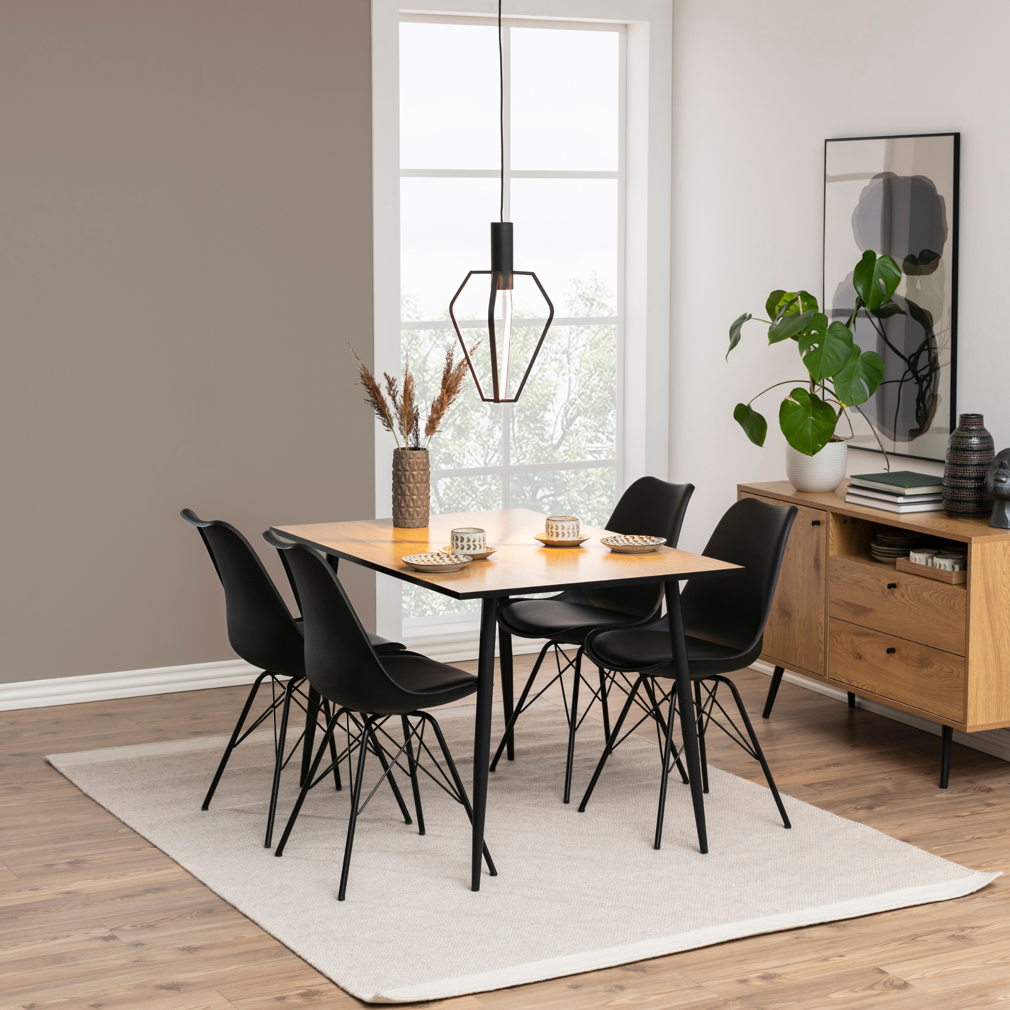 Chaise de salle à manger moderne avec coussin et pieds en métal, noire