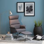 Actona Alura Relaxsessel mit Hocker in Grau, Chromgestell, vor blauer Wand mit Deko und Stehlampe