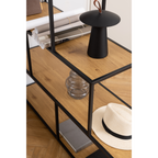 Actona Regal mit Holzböden und schwarzem Metallrahmen, dekoriert mit Lampe, Glasvase und Strohhut