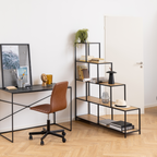Actona Treppenregal schwarz mit Holzböden im Wohnzimmer, dekoriert mit Büchern, Pflanze und Accessoires