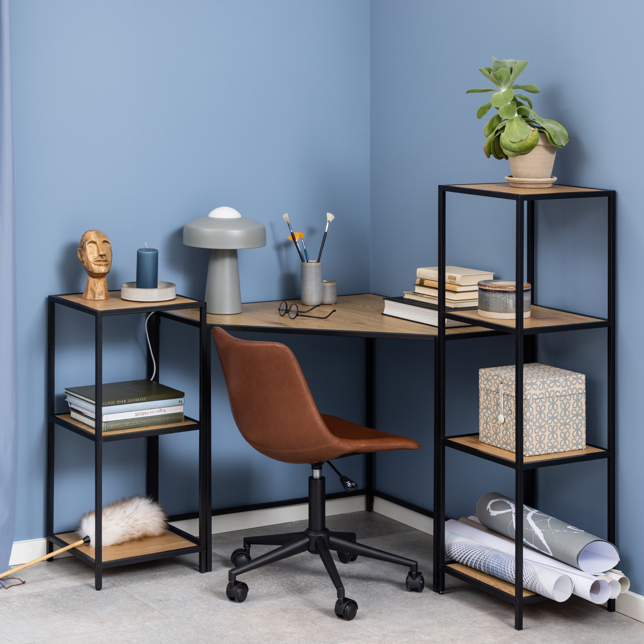 Bibliothèque en chêne sauvage avec structure en métal noir, style industriel