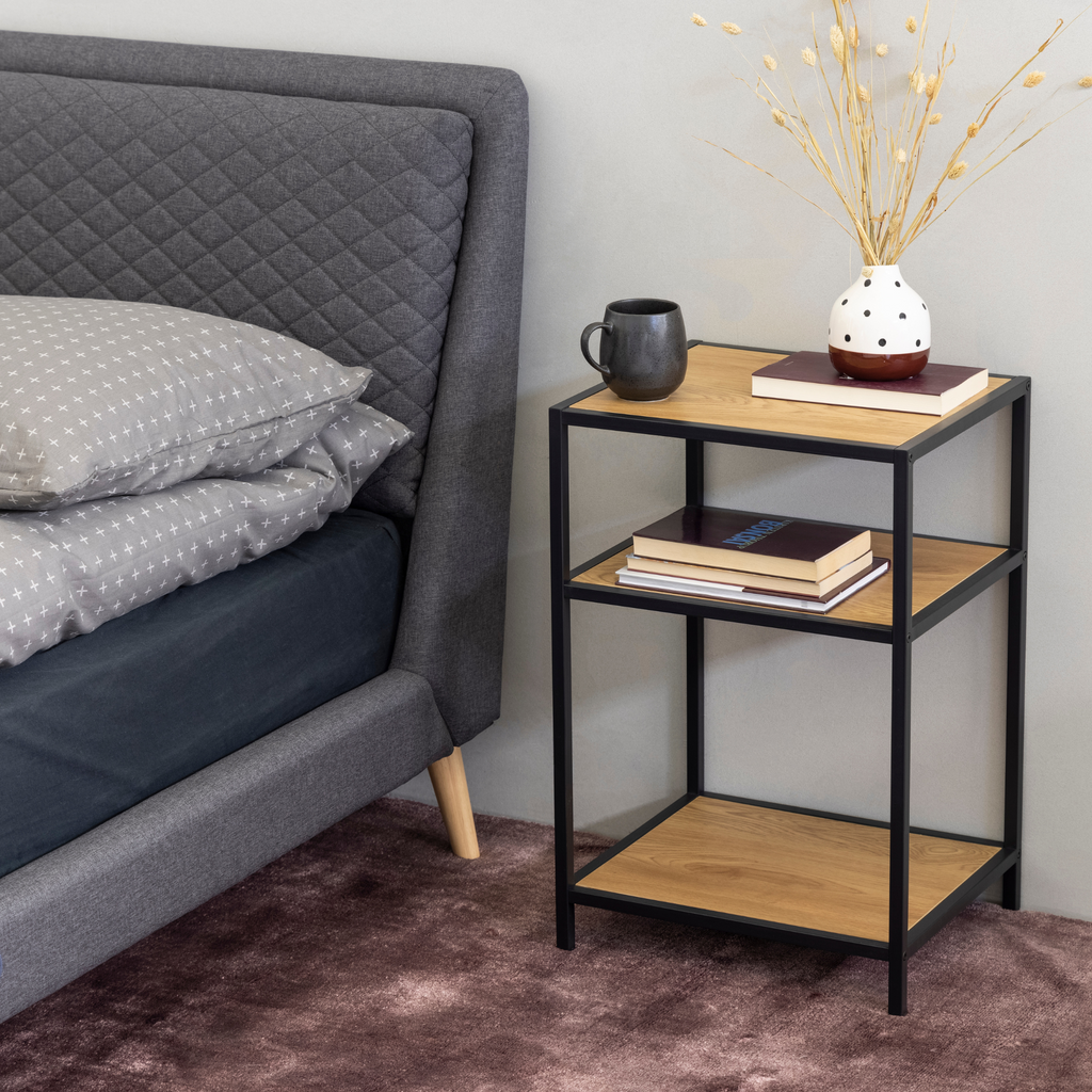 Table de chevet en chêne sauvage avec structure en métal noir, style industriel