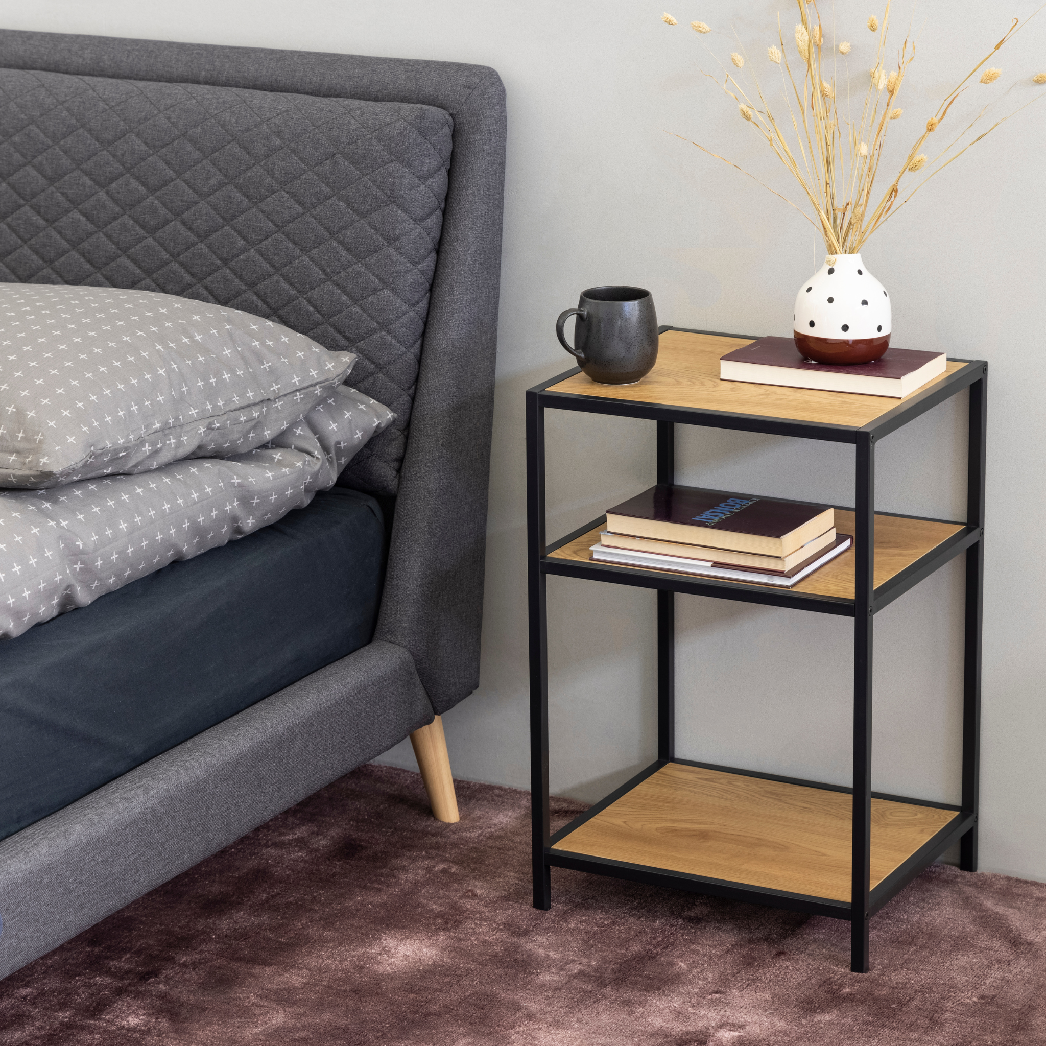 Table de chevet en chêne sauvage avec structure en métal noir, style industriel