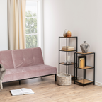 Actona Seaford Regal in Schwarz mit Holzböden, dekoriert mit Vasen und Büchern, neben rosa Sofa im modernen Wohnzimmer