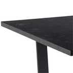 Actona Amble Esstisch mit schwarzer Marmoroptik-Tischplatte und schwarzem Metallgestell, Detailansicht