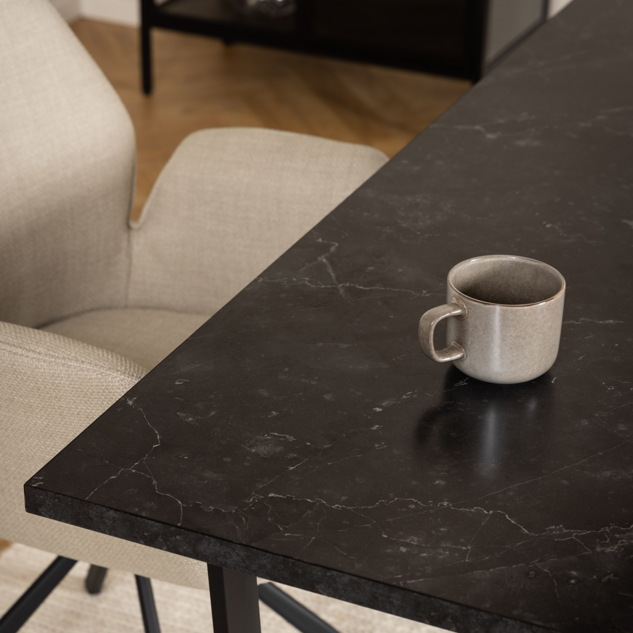 Table à manger effet marbre noir