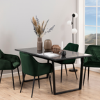 Actona Amble Esstisch schwarz Marmoroptik mit grünen Samtstühlen in modernem Esszimmer