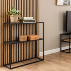 Actona Newton Konsole Schwarz mit Metallgestell, Holzregal und Dekoration vor Holzlamellen-Wand