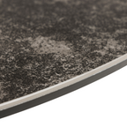 Actona Heaven runder Tisch – Detailaufnahme Tischkante mit dunkel-grauer Steinoptik-Oberfläche und schwarzem Aluminiumrahmen