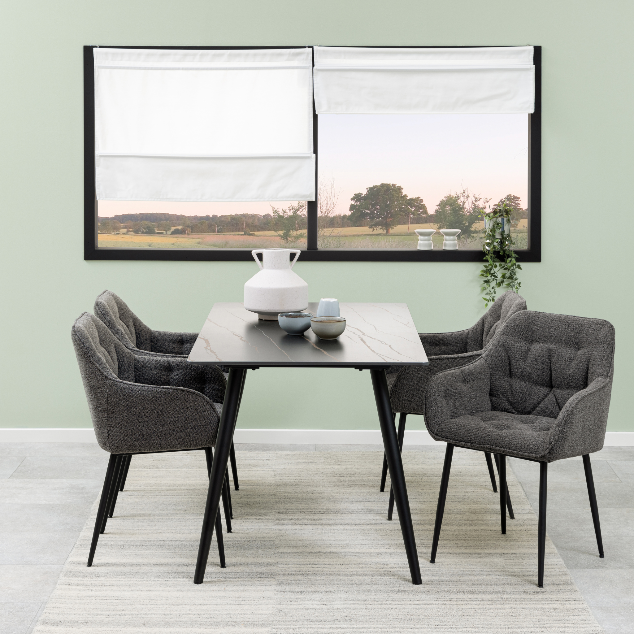 Chaise de salle à manger élégante en bouclette anthracite avec pieds en métal noir