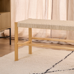 Actona Alvin Bank aus Holz mit geflochtener Sitzfläche auf Berber-Teppich im Wohnzimmer